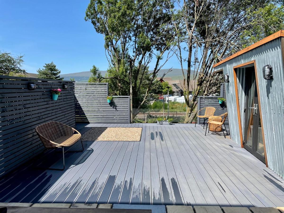 Stylish, Central Studio With Kitchen & Large Deck Fort William Exterior foto
