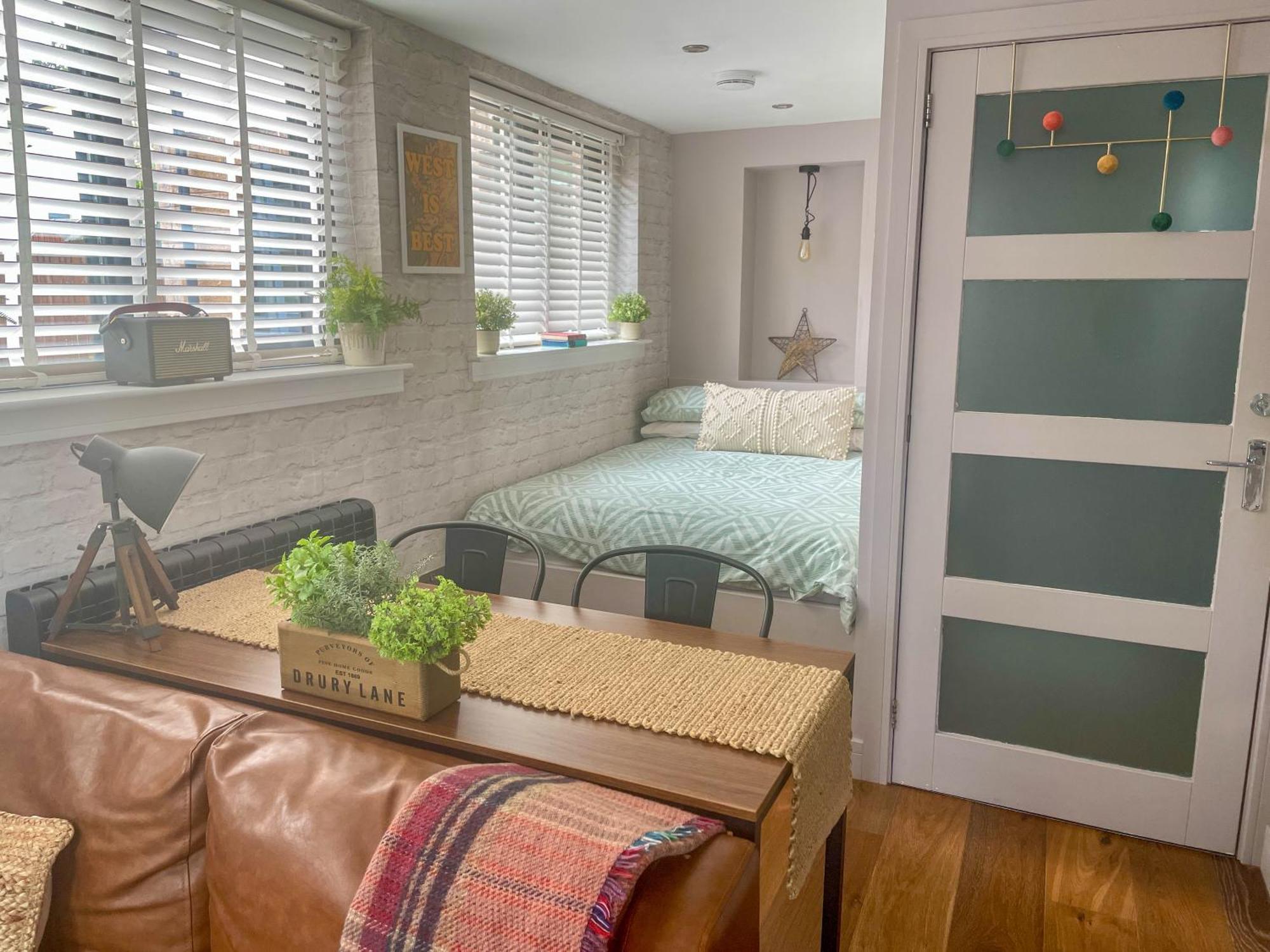 Stylish, Central Studio With Kitchen & Large Deck Fort William Exterior foto